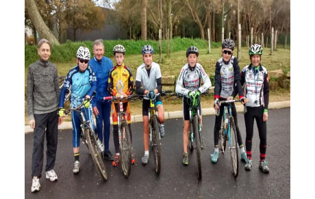 Les minimes en reconnaissance sur le circuit de cyclo-cross de Pleumeur-Bodou